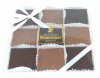 Écrin carré composé de 18 Dominos de chocolat aux amandes, noir et lait.
